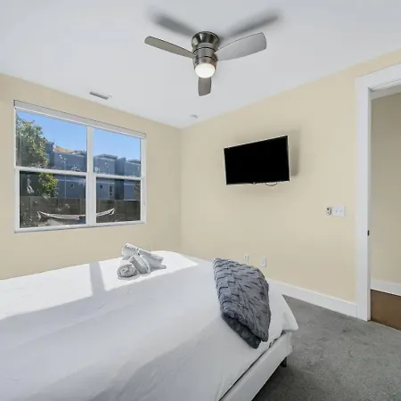 Modern 4-story 3-br Townhome With Rooftop Lounge