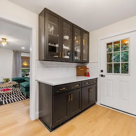 New Shamrock Stunner | King Bed, Pet Friendly Holiday home Charlotte