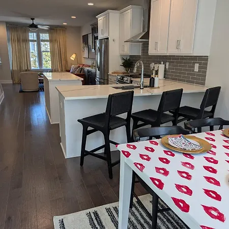 Holiday home Queen Castle - Rooftop, Garage, King Beds, Pet Friendly *