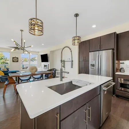 Holiday home Modern 4-story 3-br Townhome With Rooftop Lounge Charlotte