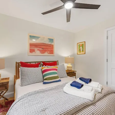 New Shamrock Stunner | King Bed, Pet Friendly Holiday home Charlotte