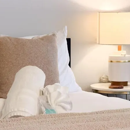 Stylish 4br - Modern & Bright Interior Holiday home