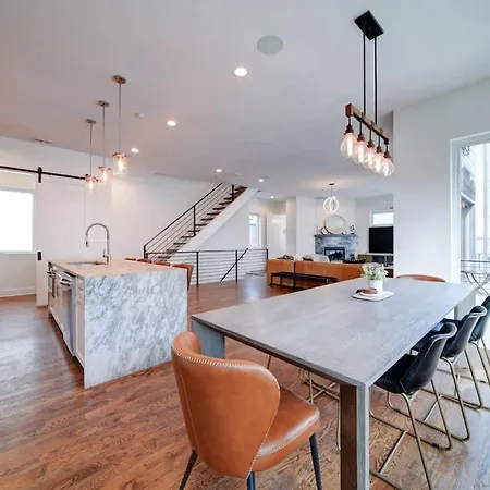 Holiday home Modern Rooftop Townhome W Hot Tub & Skyline Views *