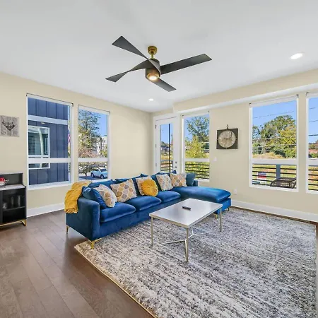 Modern 4-story 3-br Townhome With Rooftop Lounge * Charlotte