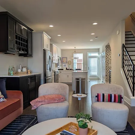 Queen Castle - Rooftop, Garage, King Beds, Pet Friendly