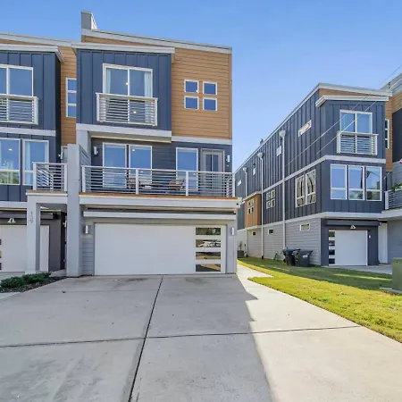 Modern 4-story 3-br Townhome With Rooftop Lounge Holiday home Charlotte