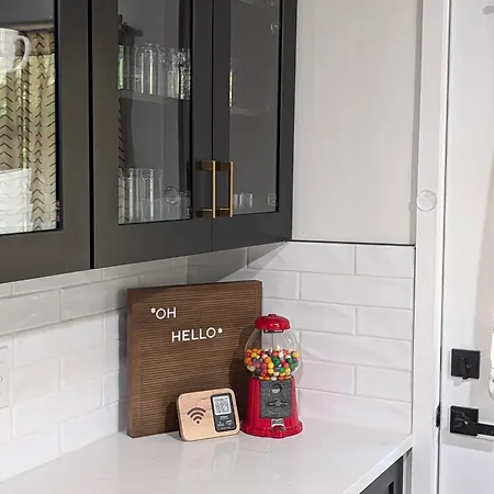 New Shamrock Stunner | King Bed, Pet Friendly Holiday home