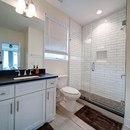Luxe Townhome Rooftop Hot Tub Parking Holiday home Charlotte