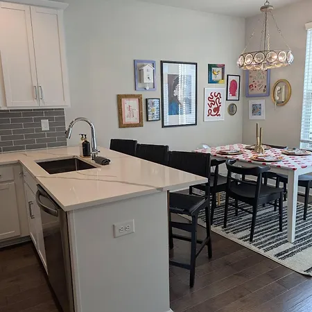 Queen Castle - Rooftop, Garage, King Beds, Pet Friendly *