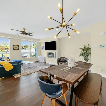 Modern 4-story 3-br Townhome With Rooftop Lounge