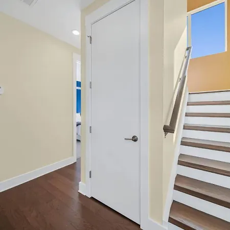 Modern 4-story 3-br Townhome With Rooftop Lounge Holiday home Charlotte