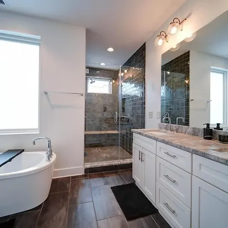 Modern Rooftop Townhome W Hot Tub & Skyline Views Holiday home