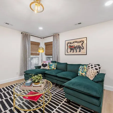 *now Available!* Renovated Plaza Shamrock Duplex Holiday home