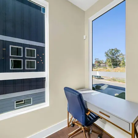 Holiday home Modern 4-story 3-br Townhome With Rooftop Lounge *