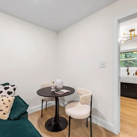*now Available!* Renovated Plaza Shamrock Duplex Holiday home Charlotte