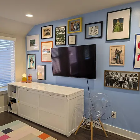 Queen Castle - Rooftop, Garage, King Beds, Pet Friendly Charlotte