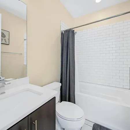 Holiday home Modern 4-story 3-br Townhome With Rooftop Lounge