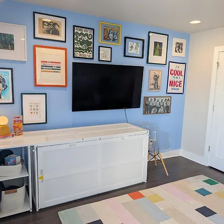 Queen Castle - Rooftop, Garage, King Beds, Pet Friendly