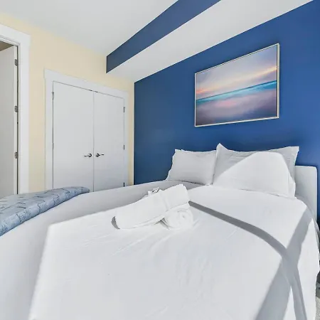 Holiday home Modern 4-story 3-br Townhome With Rooftop Lounge *