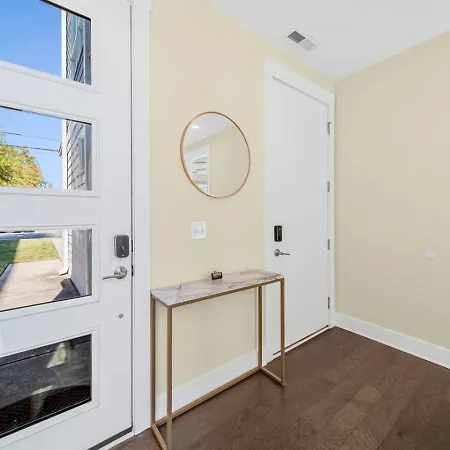 Modern 4-story 3-br Townhome With Rooftop Lounge Holiday home Charlotte