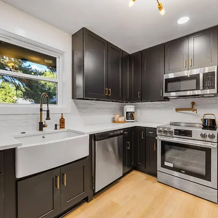 Holiday home *now Available!* Renovated Plaza Shamrock Duplex *