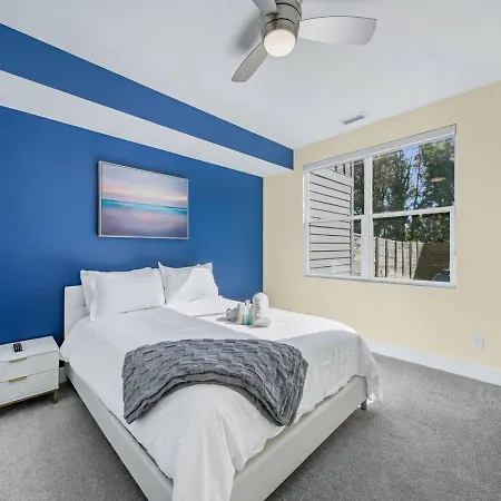 Modern 4-story 3-br Townhome With Rooftop Lounge