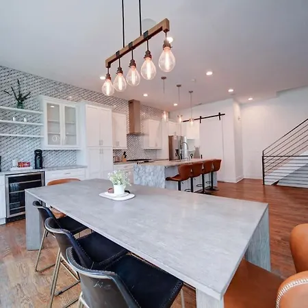 Modern Rooftop Townhome W Hot Tub & Skyline Views *