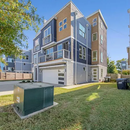 Modern 4-story 3-br Townhome With Rooftop Lounge Charlotte
