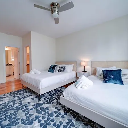 Luxe Townhome Rooftop Hot Tub Parking Holiday home