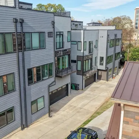 Holiday home Luxe Townhome Rooftop Hot Tub Parking *