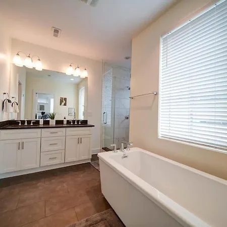 Holiday home Luxe Townhome Rooftop Hot Tub Parking *