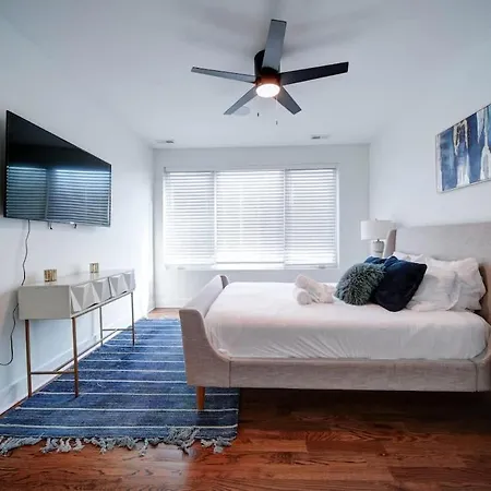 Modern Rooftop Townhome W Hot Tub & Skyline Views *