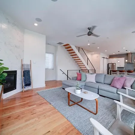 Holiday home Luxe Townhome Rooftop Hot Tub Parking Charlotte