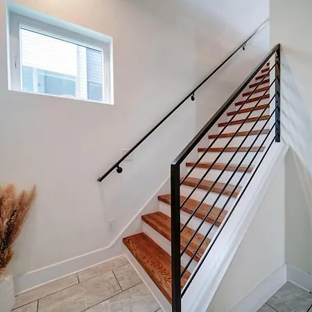 Modern Rooftop Townhome W Hot Tub & Skyline Views Holiday home Charlotte