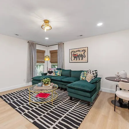 *now Available!* Renovated Plaza Shamrock Duplex Holiday home