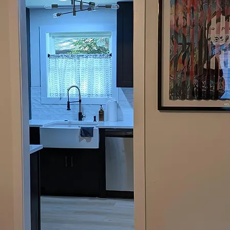 Holiday home *now Available!* Renovated Plaza Shamrock Duplex *