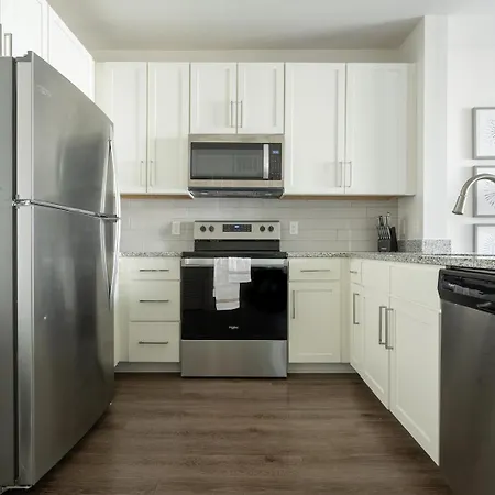 Landing Apartments - Pine 25 North End Apartment Charlotte