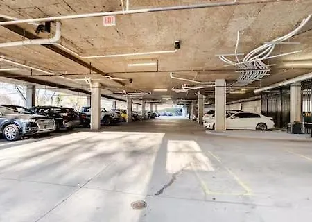 Skyline Serenity- Gym, Walk To Bars And Restaurants