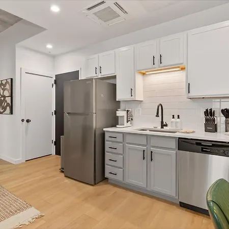Apartment Southend Near Rail & Uptown I Rooftop Deck I Gym