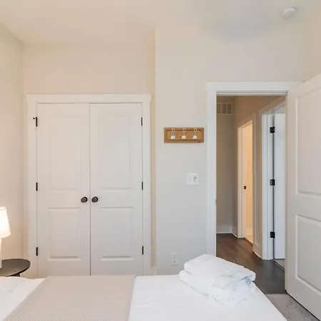 Spacious 4br Near Unc & Major Venues Apartment