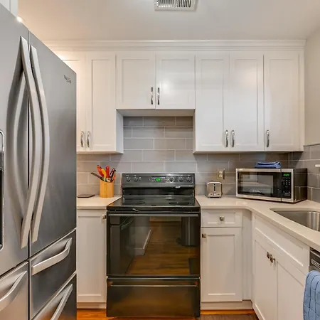 1 Mi To Boa Stadium! Walkable W/ Porch