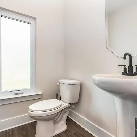 Spacious 4br Near Unc & Major Venues * Charlotte