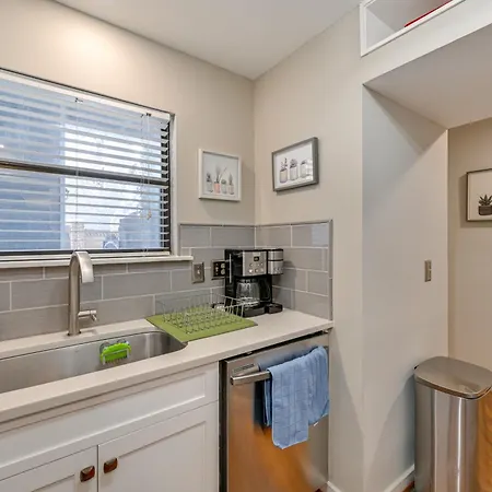 1 Mi To Boa Stadium! Walkable W/ Porch Holiday home