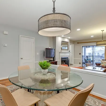1 Mi To Boa Stadium! Walkable W/ Porch Holiday home *