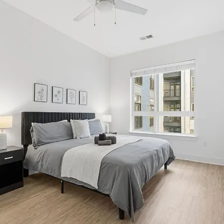 Urban Escape | Free Parking, Pool, Gym Apartment Charlotte