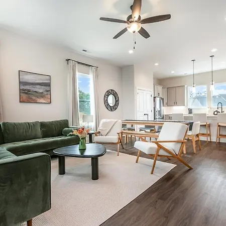 Spacious 4br Near Unc & Major Venues Apartment