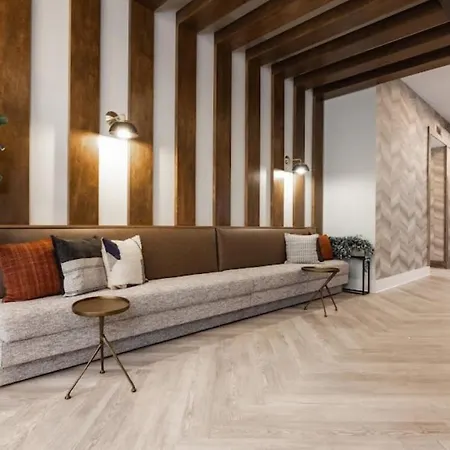 The Retreat In Uptown Apartment