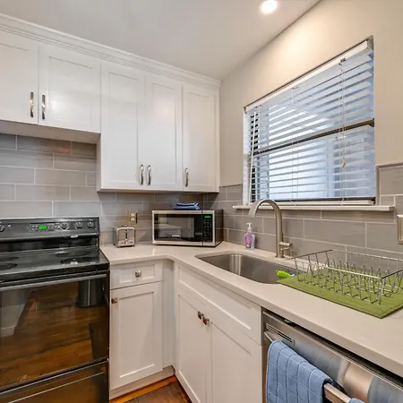 1 Mi To Boa Stadium! Walkable W/ Porch Holiday home *