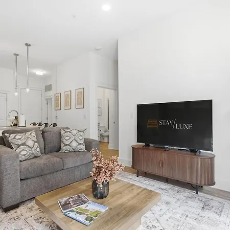 Apartment Urban Escape | Free Parking, Pool, Gym