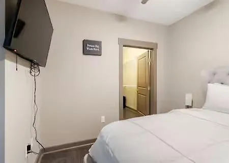 Skyline Serenity- Gym, Walk To Bars And Restaurants Apartment